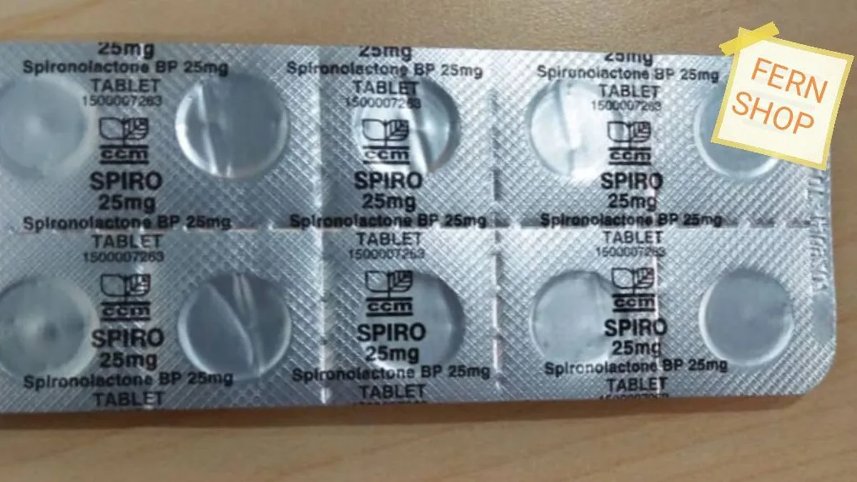 医生在诊室为患者讲解布瑞索卡替25mg可能出现的副作用及应对方法